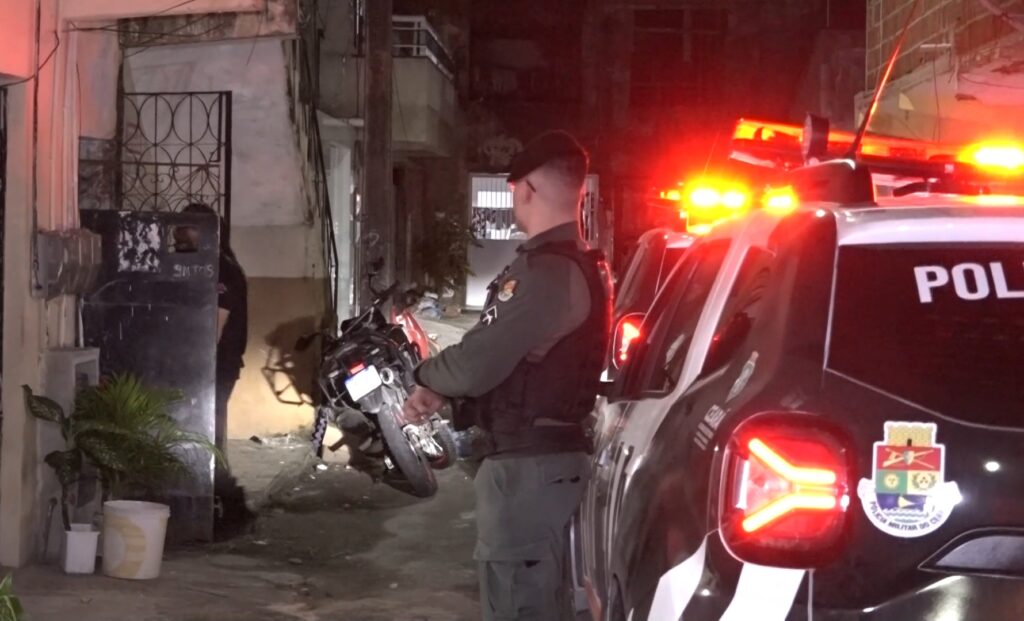 Homem com tornozeleira é morto a tiros dentro de imóvel em Fortaleza