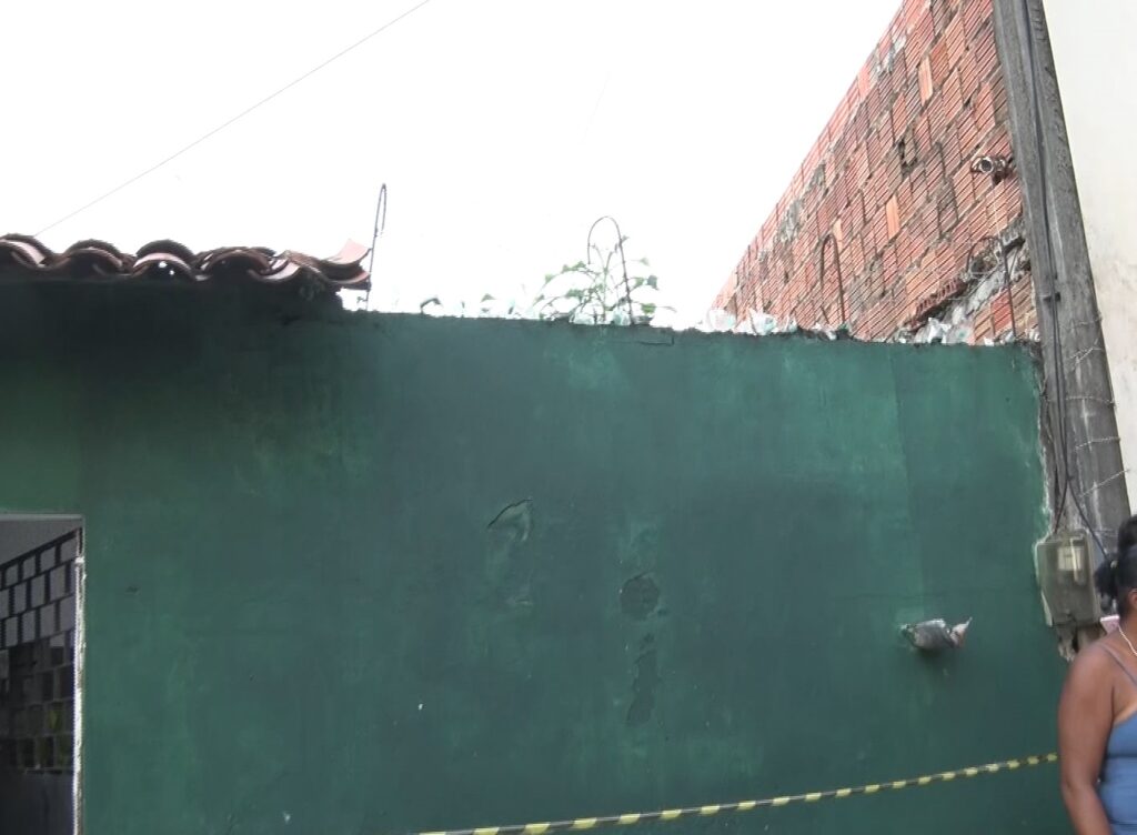 Ladrão pula muro de casa para roubar, cai, quebra a perna, perde sangue e morre