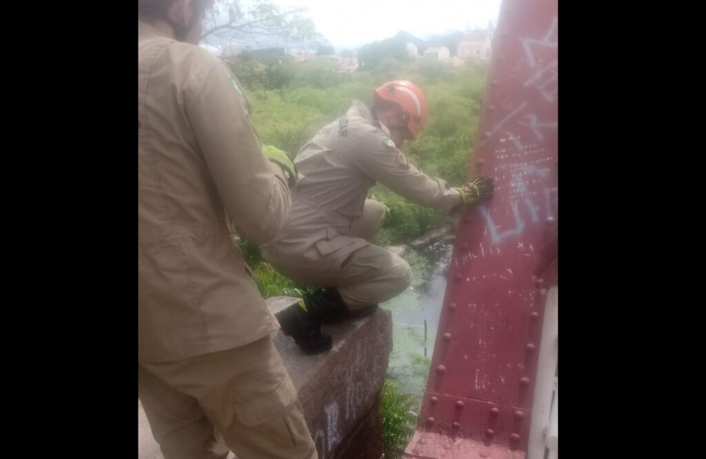 Idoso é resgatado pelos bombeiros após cair de ponte em Quixeramobim, no interior do Ceará