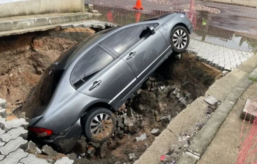 Trecho onde carro caiu em cratera passa por obras de reparo, anuncia Sarto