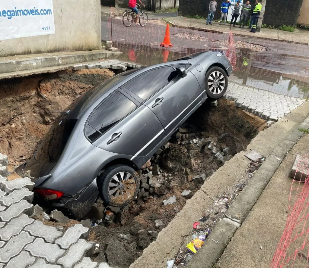 Trecho onde carro caiu em cratera passa por obras de reparo, anuncia Sarto