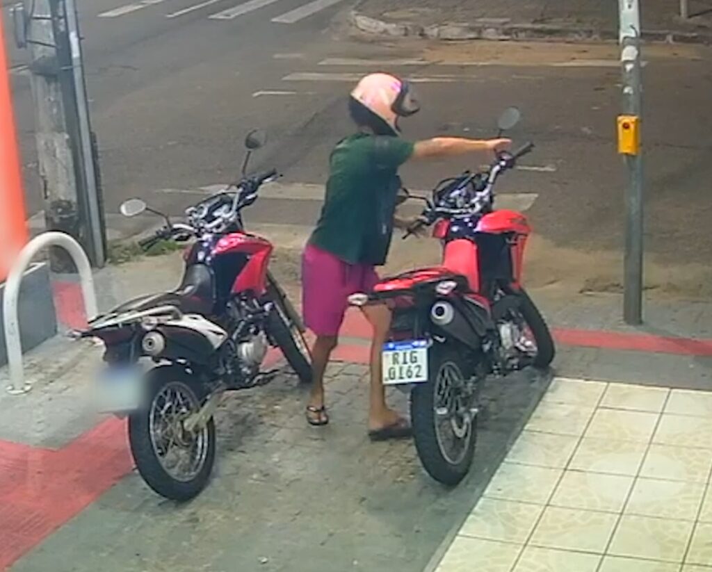 Vídeo: homem furta moto estacionada em frente a farmácia em Fortaleza