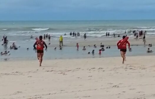 Vídeo: dois jovens se afogam em praia no Ceará e são resgatados por guarda-vidas