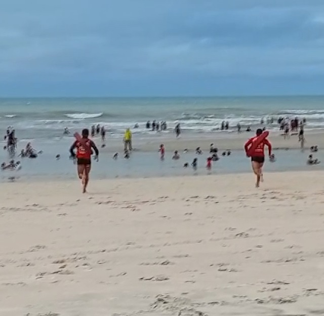 Vídeo: dois jovens se afogam em praia no Ceará e são resgatados por guarda-vidas