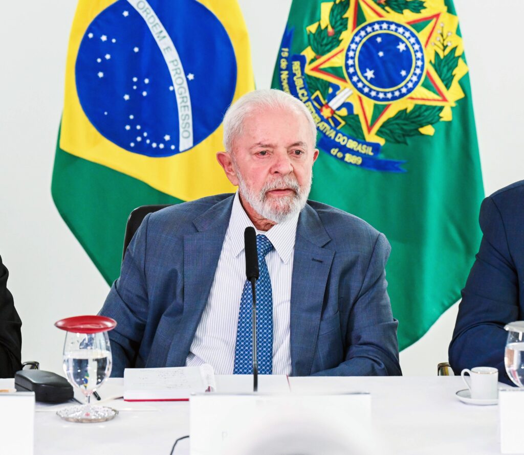 “Se alguém quiser fazer escola cívico-militar, que faça, mas não atrapalhe a educação”, diz Lula