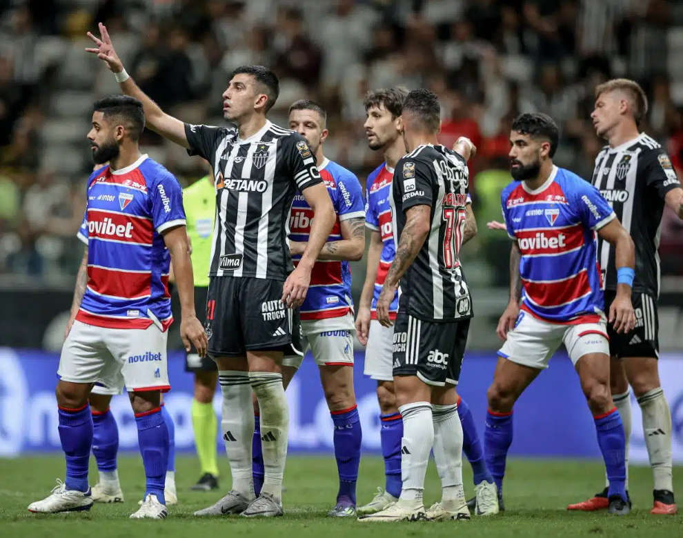 Jogador do Fortaleza acusa meia Battaglia, do Atlético-MG, de racismo em jogo do Brasileirão