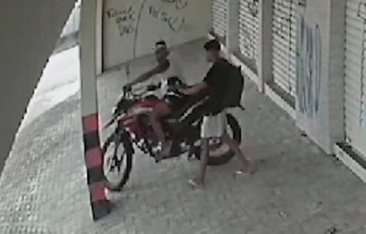 Vídeo: dois homens sobem em moto, mas desistem de roubar veículo em Fortaleza