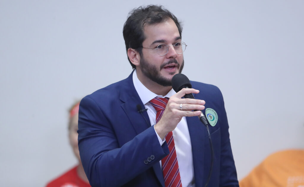 Deputado Túlio Gadelha publica vídeo desmentindo Neymar sobre PEC que privatiza praias