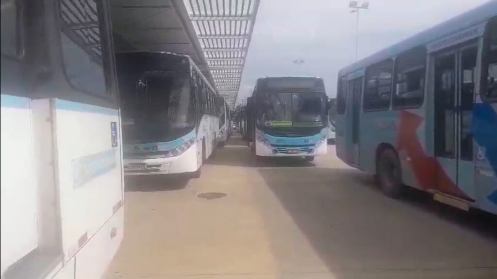 Motoristas de ônibus fazem paralisação no Terminal da Messejana, em Fortaleza, nesta sexta (7)