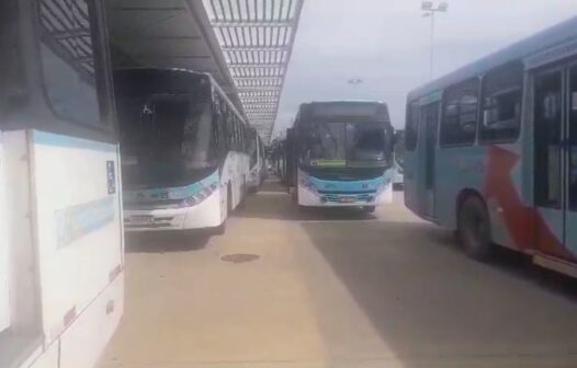 Motoristas de ônibus fazem paralisação no Terminal da Messejana, em Fortaleza, nesta sexta (7)