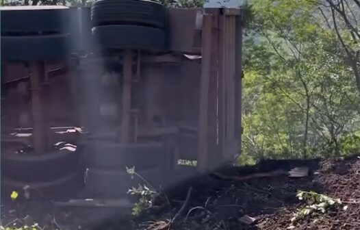 Acidente: carreta tomba em serra no interior do Ceará e fica à beira do abismo