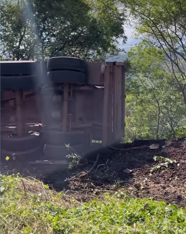 Acidente: carreta tomba em serra no interior do Ceará e fica à beira do abismo