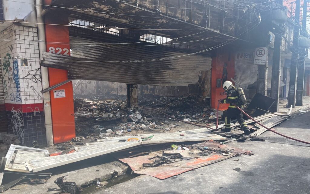 Imagens mostram destruição de loja no Centro de Fortaleza após incêndio desta quinta (27)