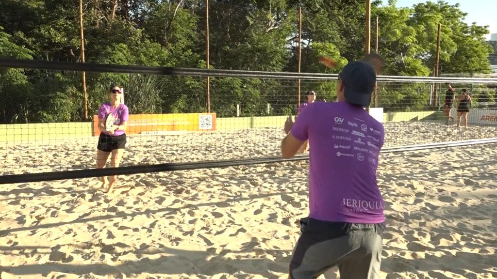 Casais e amigos participam de torneio de beach tennis em Fortaleza, com música e prêmios