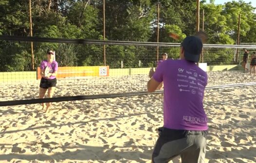 Casais e amigos participam de torneio de beach tennis em Fortaleza, com música e prêmios