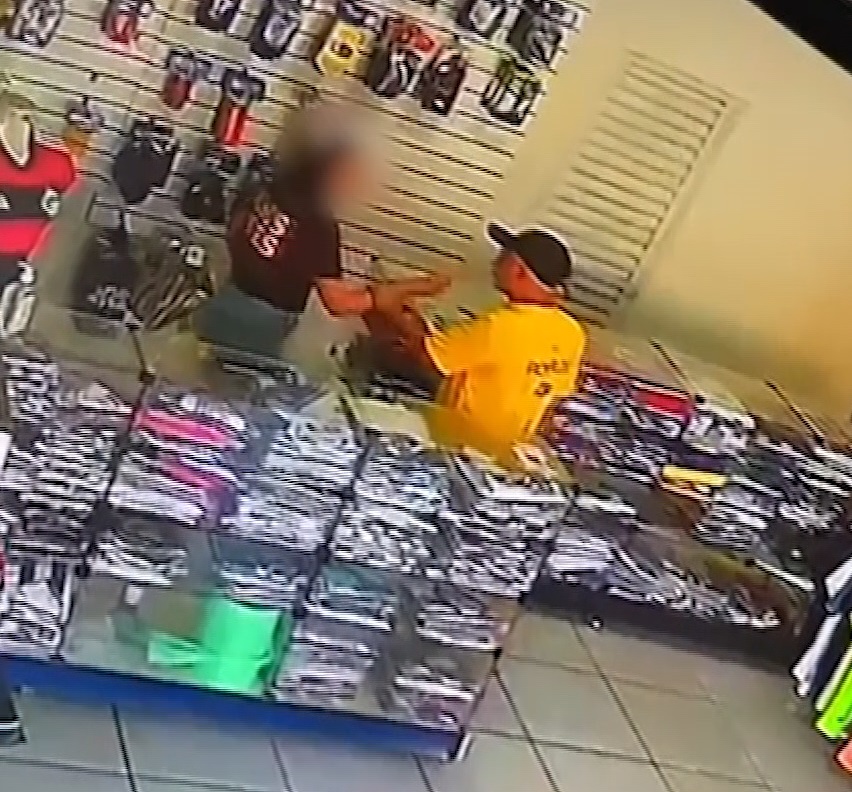 Assaltante invade loja em Fortaleza, rende e agride funcionária e rouba produtos