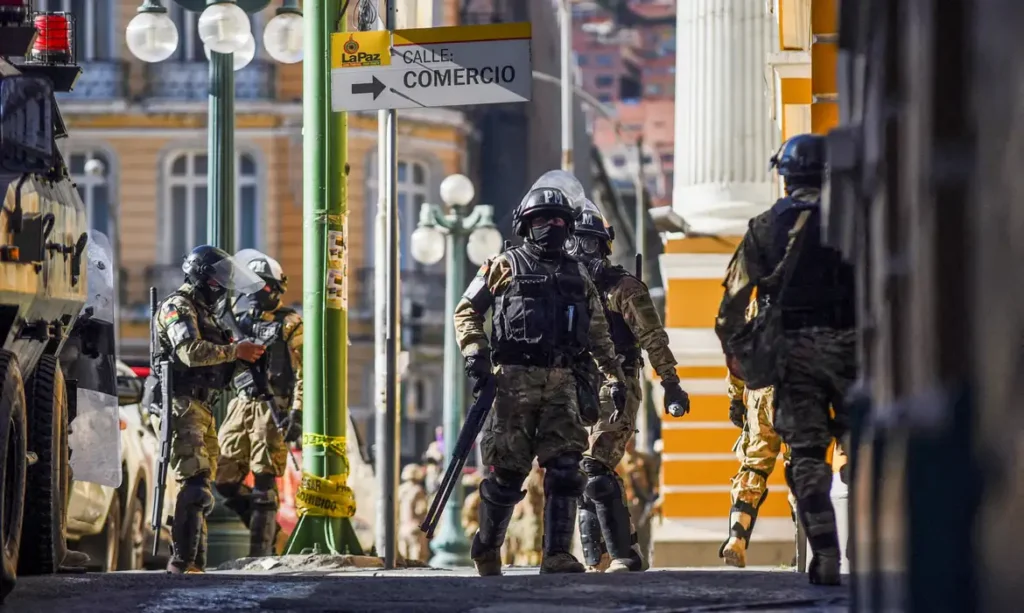 Militares tentam dar golpe de Estado na Bolívia e invadem Palácio Presidencial, mas movimento fracassa