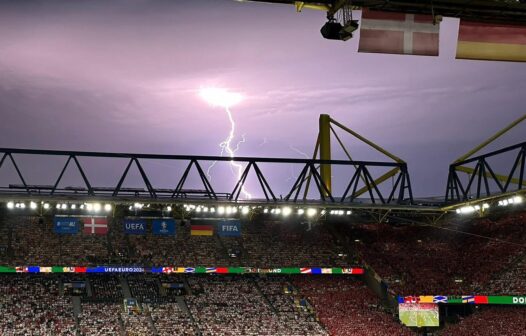 Alemanha x Dinamarca na Eurocopa é paralisado por relâmpagos e chuva de granizo em Dortmund