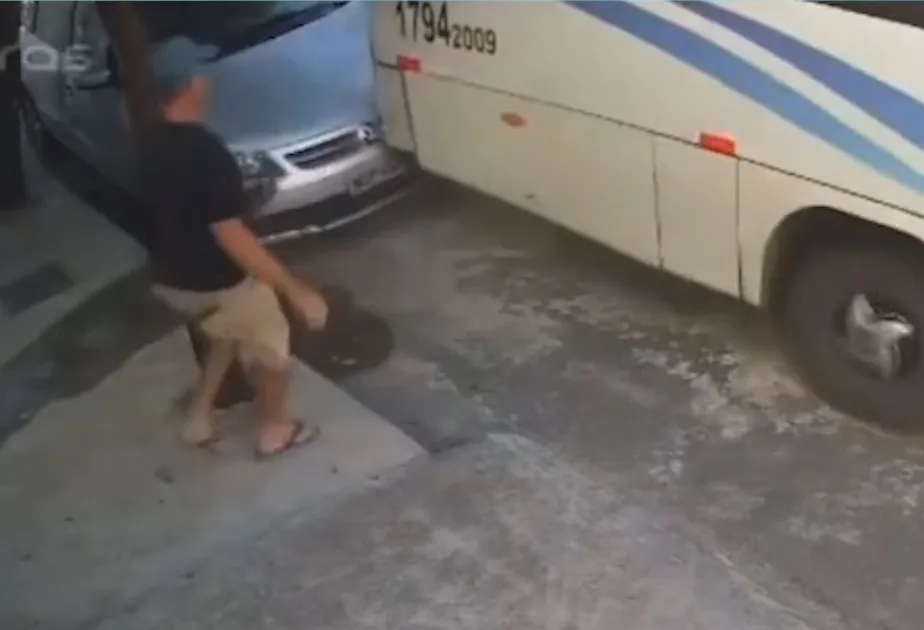 Vídeo: ônibus sem freio atinge carro em Ibaretama, no interior do Ceará