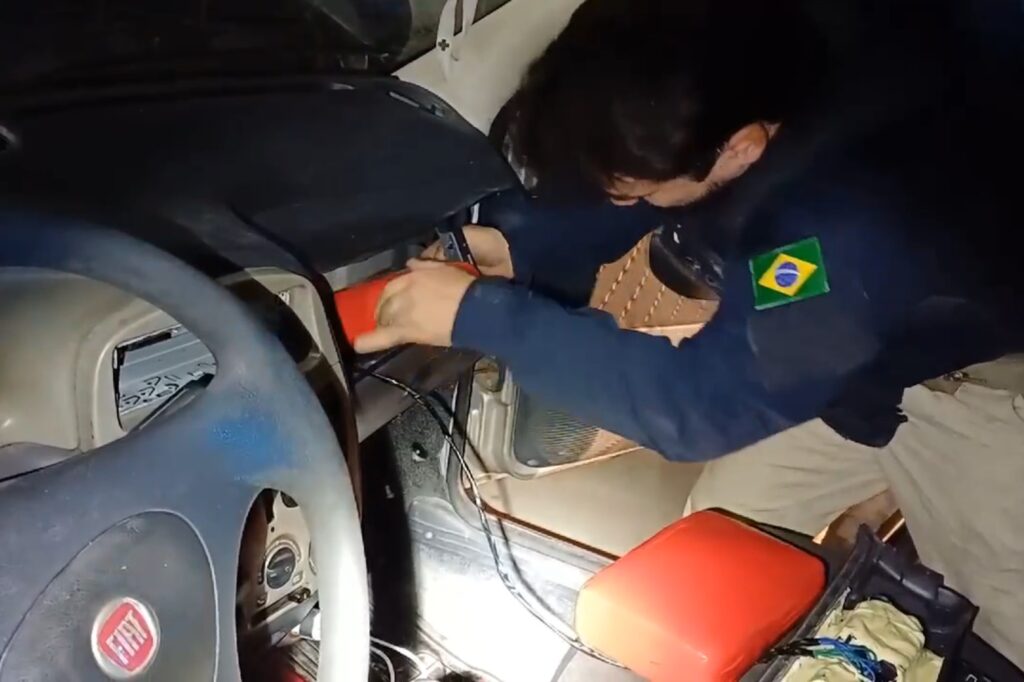 Homem é preso ao transportar 8 kg de skunk escondidos dentro do painel do carro que dirigia