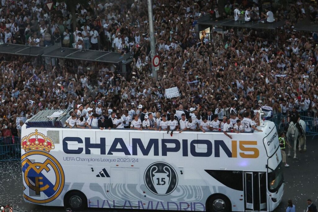 Vinícius Júnior é ovacionado em festa do Real Madrid e Ancelotti faz coro por ‘bola de ouro’