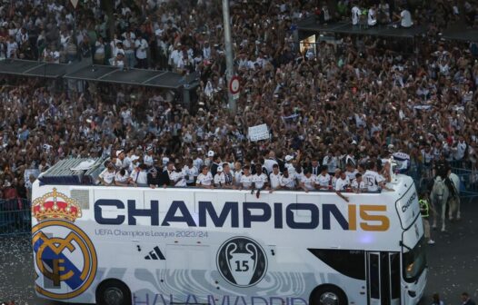 Vinícius Júnior é ovacionado em festa do Real Madrid e Ancelotti faz coro por ‘bola de ouro’