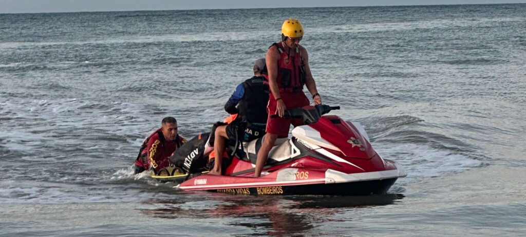 Bombeiros realizam resgate de velejadores de kitesurf que ficaram à deriva na Praia do Cumbuco