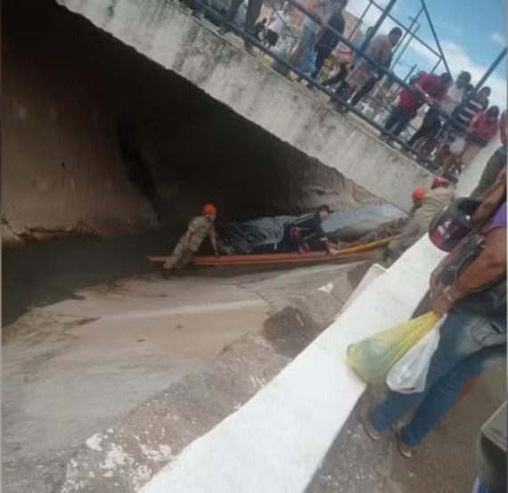 Bombeiros resgatam homem que caiu em canal na cidade do Crato
