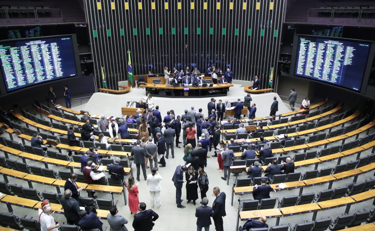 Dos 33 deputados que assinam PL que equipara aborto a homicídio, 11 são mulheres; veja lista