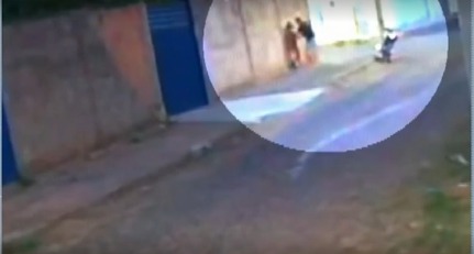 Câmera de segurança flagra homem agredindo a namorada em rua em Juazeiro do Norte