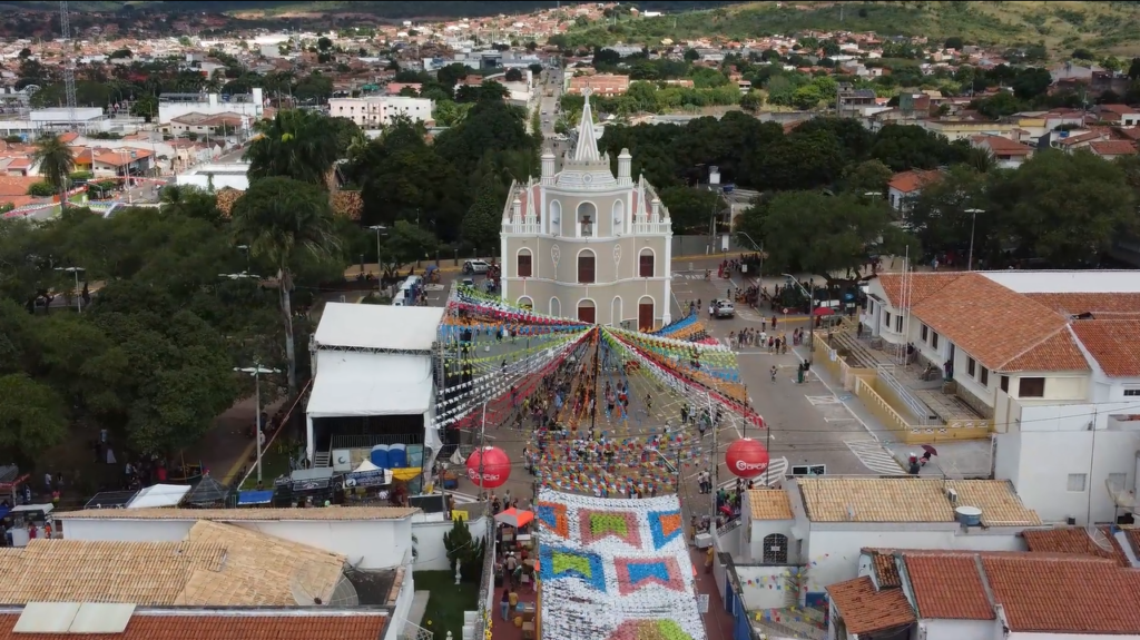 Festa do Pau da Bandeira no Ceará reúne fieis e devotos de Santo Antônio