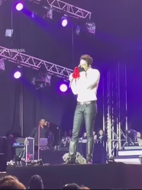 Luan Santana cheira calcinha que fã jogou para ele em show