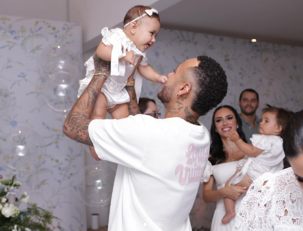 Neymar compartilha álbum de fotos do batizado da filha caçula, Mavie