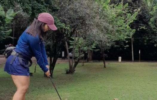 Tudo de graça: voluntário ensina aula de golfe no gramado do Parque do Cocó