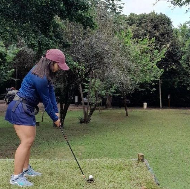 Tudo de graça: voluntário ensina aula de golfe no gramado do Parque do Cocó