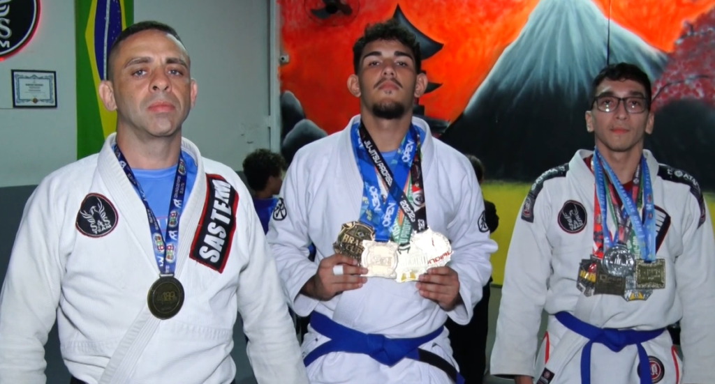 Atletas cearenses de jiu-jitsu vão competir no Rio de Janeiro e precisam de ajuda