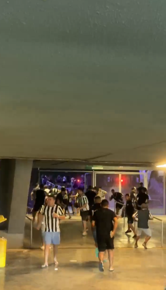 Torcedores do Ceará brigam entre si em partida contra o Sport, na Arena Castelão; veja vídeo