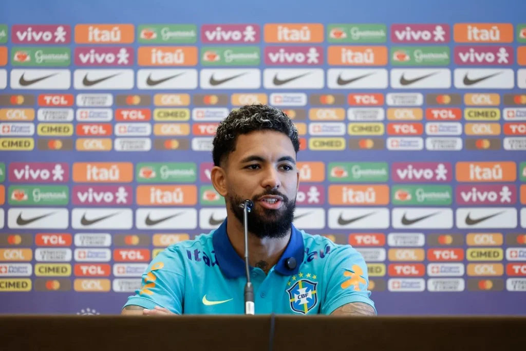 Douglas Luiz vê fragilidade na defesa da seleção brasileira: ‘Temos que nos cobrar mais’