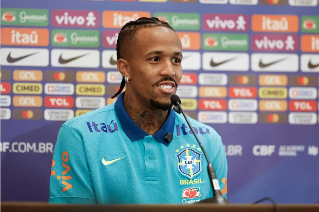 Militão elogia disputa na zaga da seleção e brinca que estaria disponível para voltar à lateral