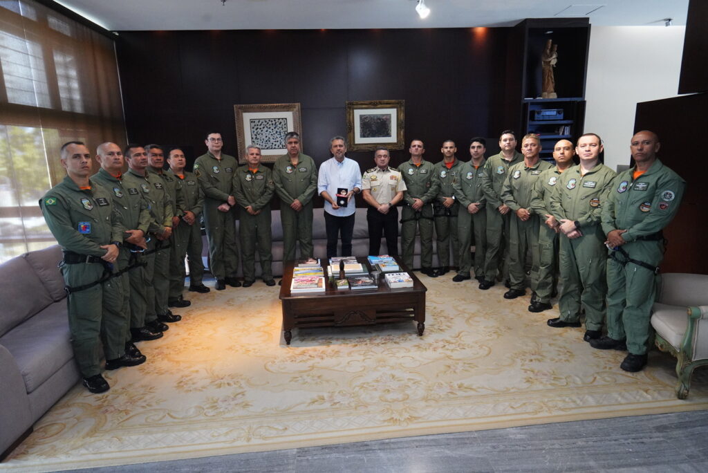 Elmano recebe agentes da Ciopaer que atuaram nas enchentes no Rio Grande do Sul