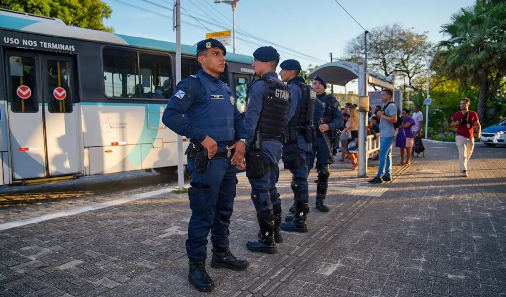 Guarda Municipal realiza abordagens preventivas em paradas de ônibus de Fortaleza