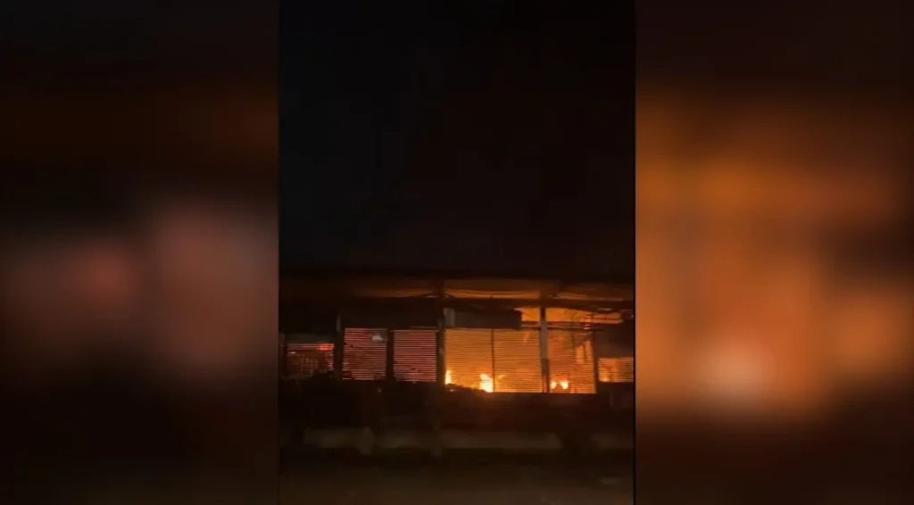 Incêndio de grandes proporções atinge pavilhão da Ceasa em Curitiba