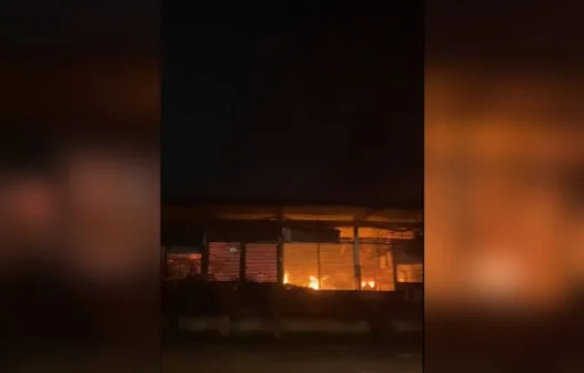 Incêndio de grandes proporções atinge pavilhão da Ceasa em Curitiba