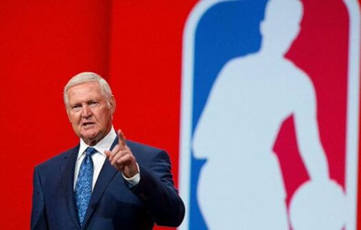 Morre Jerry West, lenda responsável por ‘draftar’ Kobe Bryant e inspiração para o logo da NBA