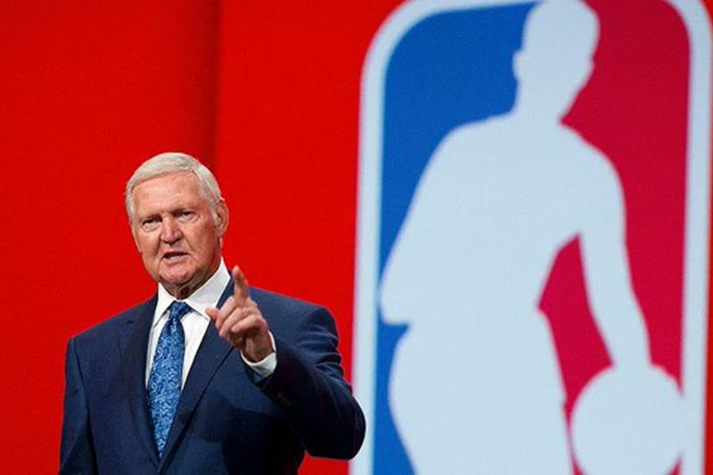 Morre Jerry West, lenda responsável por ‘draftar’ Kobe Bryant e inspiração para o logo da NBA