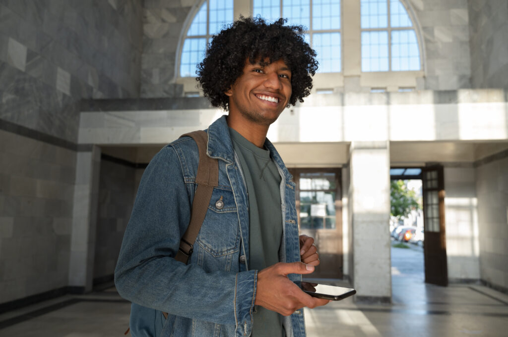 Gratuito: programa oferece 1,5 mil vagas de capacitação para jovens na área de Tecnologia da Informação e Comunicação