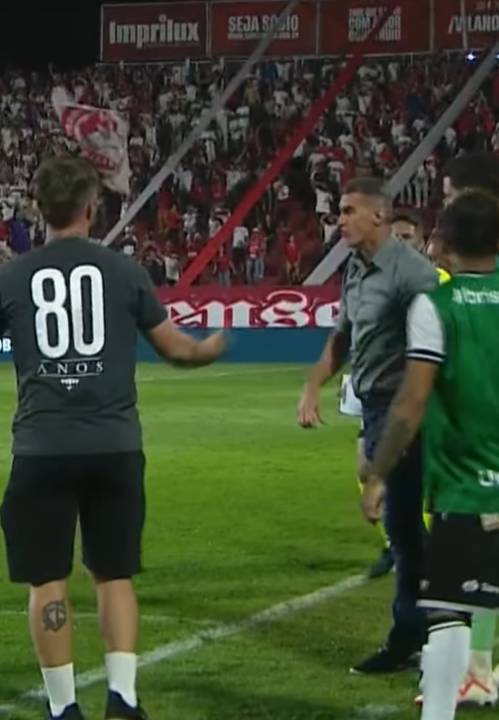Técnico do Ceará, Vagner Mancini, é expulso após arremessar bola em gandula