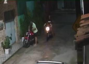 Motocicleta é furtada em questão de segundos de rua no bairro Pici, em Fortaleza