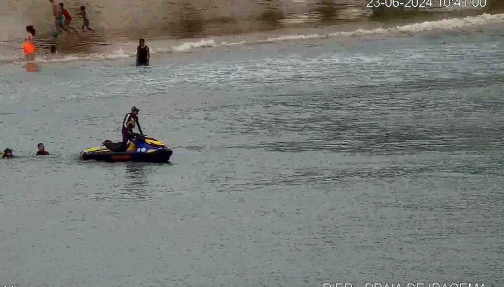 Equipe da Guarda Municipal resgata corpo de homem à deriva no mar da Praia de Iracema