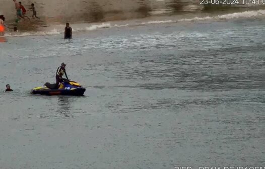 Equipe da Guarda Municipal resgata corpo de homem à deriva no mar da Praia de Iracema